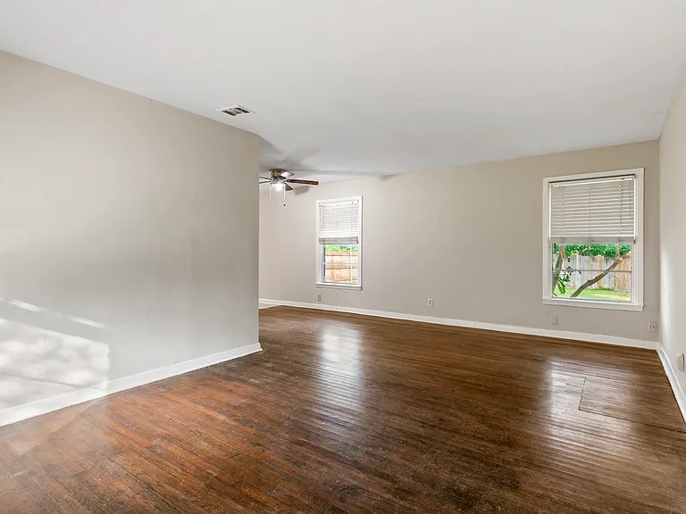 10523 Wood Dale Dr — Photo 2