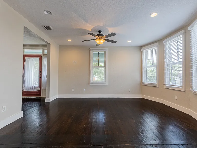 1121 E Crockett St — Photo 8