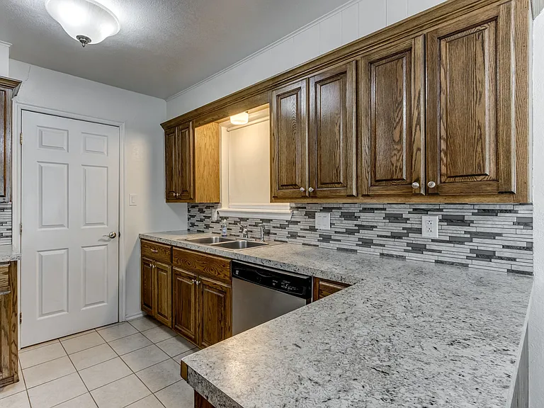 1828 Burnt Oak St — Photo 35