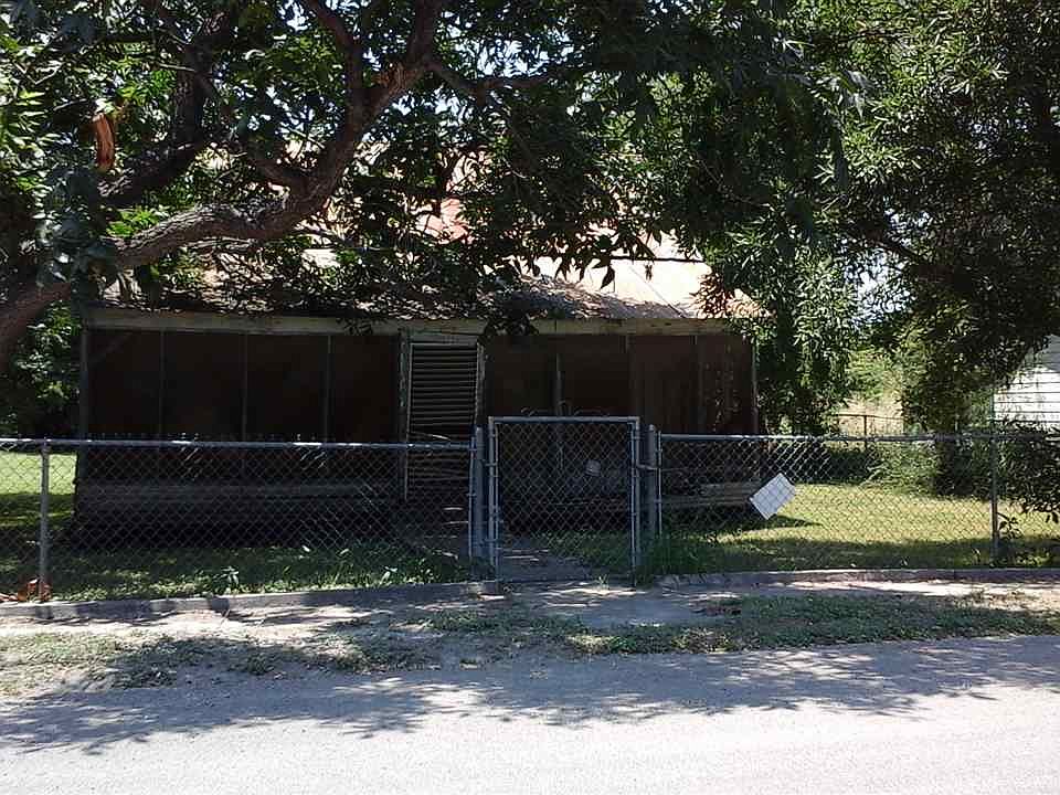 1st image of 305 W Dignowity St