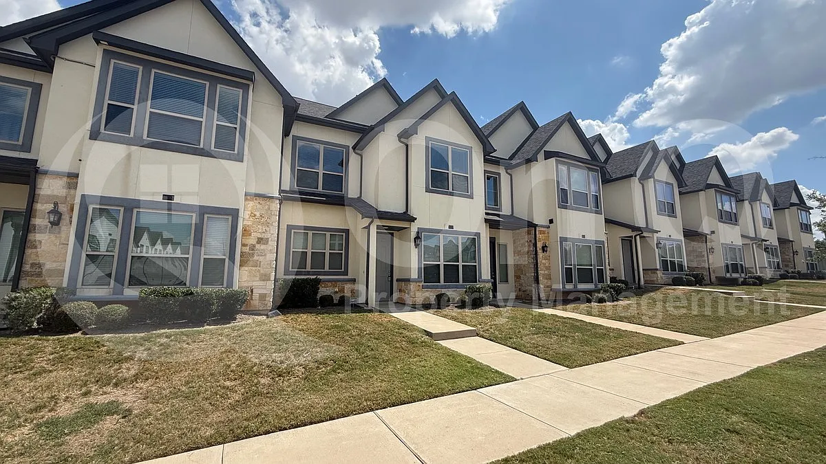 3 bed, 2.5 bath, 1817 sqft, $2,335 — Photo 2