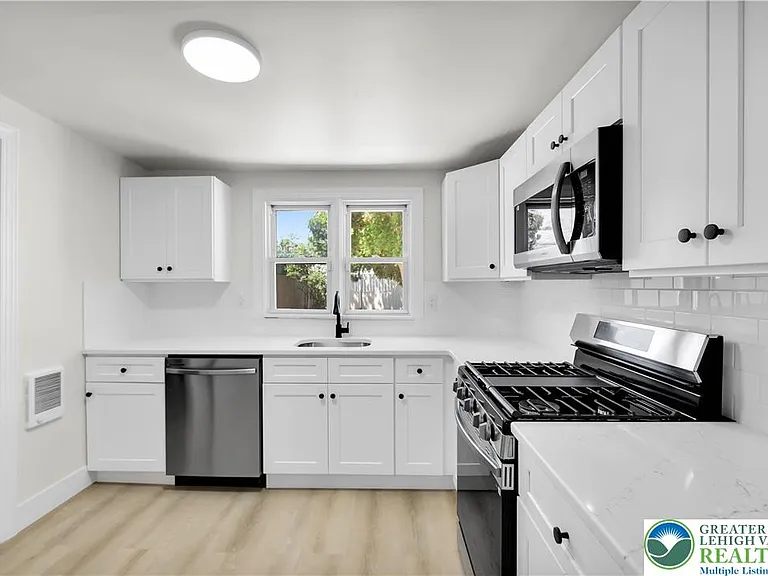 128 W Fairview St — Photo 12