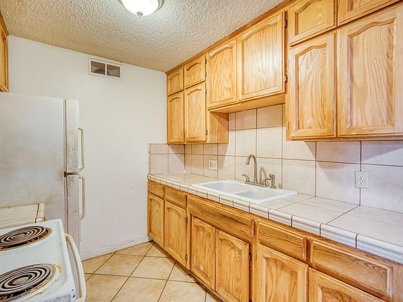 3rd image of 1221 N Peach Ave APT 120