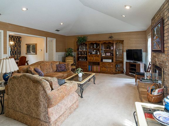 3rd image of 429 Winding Brook Ln