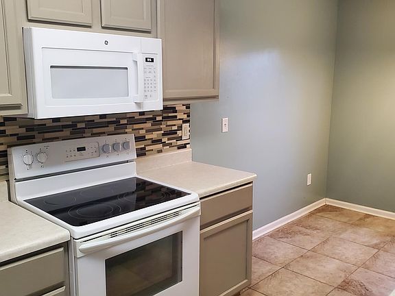 Kitchen with backsplash