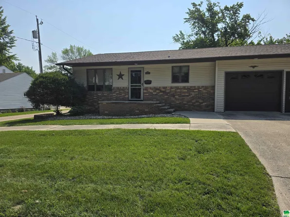 415 8th Ave, Sheldon, IA 51201