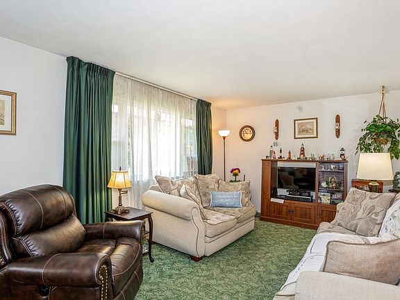 3rd image of 218 Fruitwood Ln