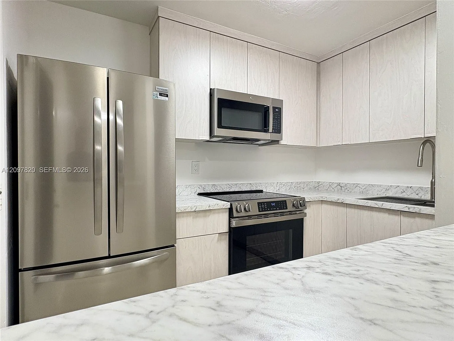 Lakeview Gardens Condo — Photo 1