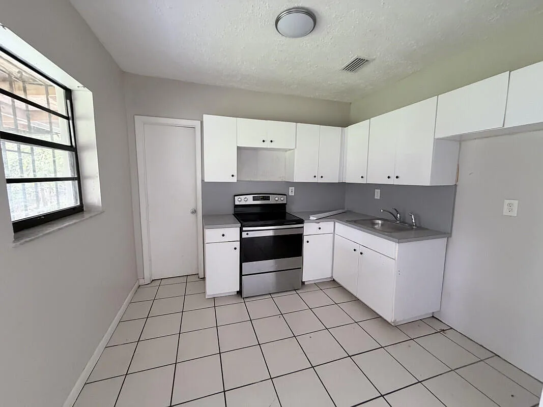 3 bed, 2.0 bath, 1175 sqft, $2,675 — Photo 3