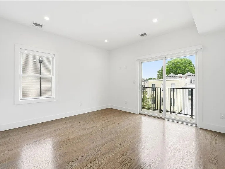 290 Griffith St #2 — Photo 25