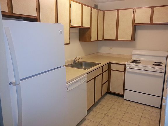 3rd image of 1700 Wedgewood Dr APT 212