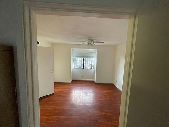 4th image of 934 E Ocean Blvd