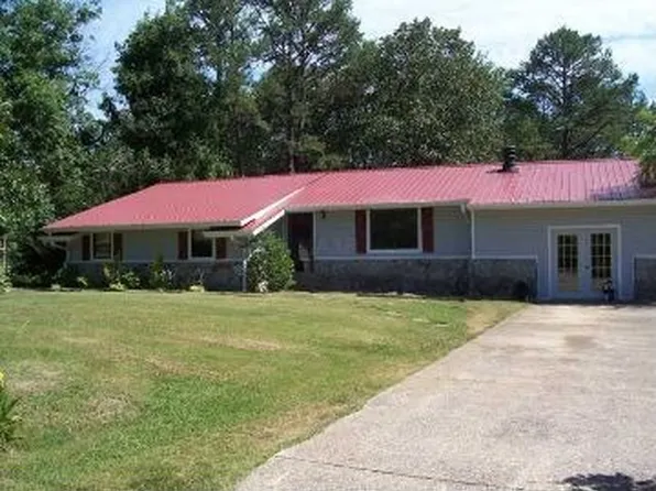 122 Parkway Dr, Selmer, TN 38375