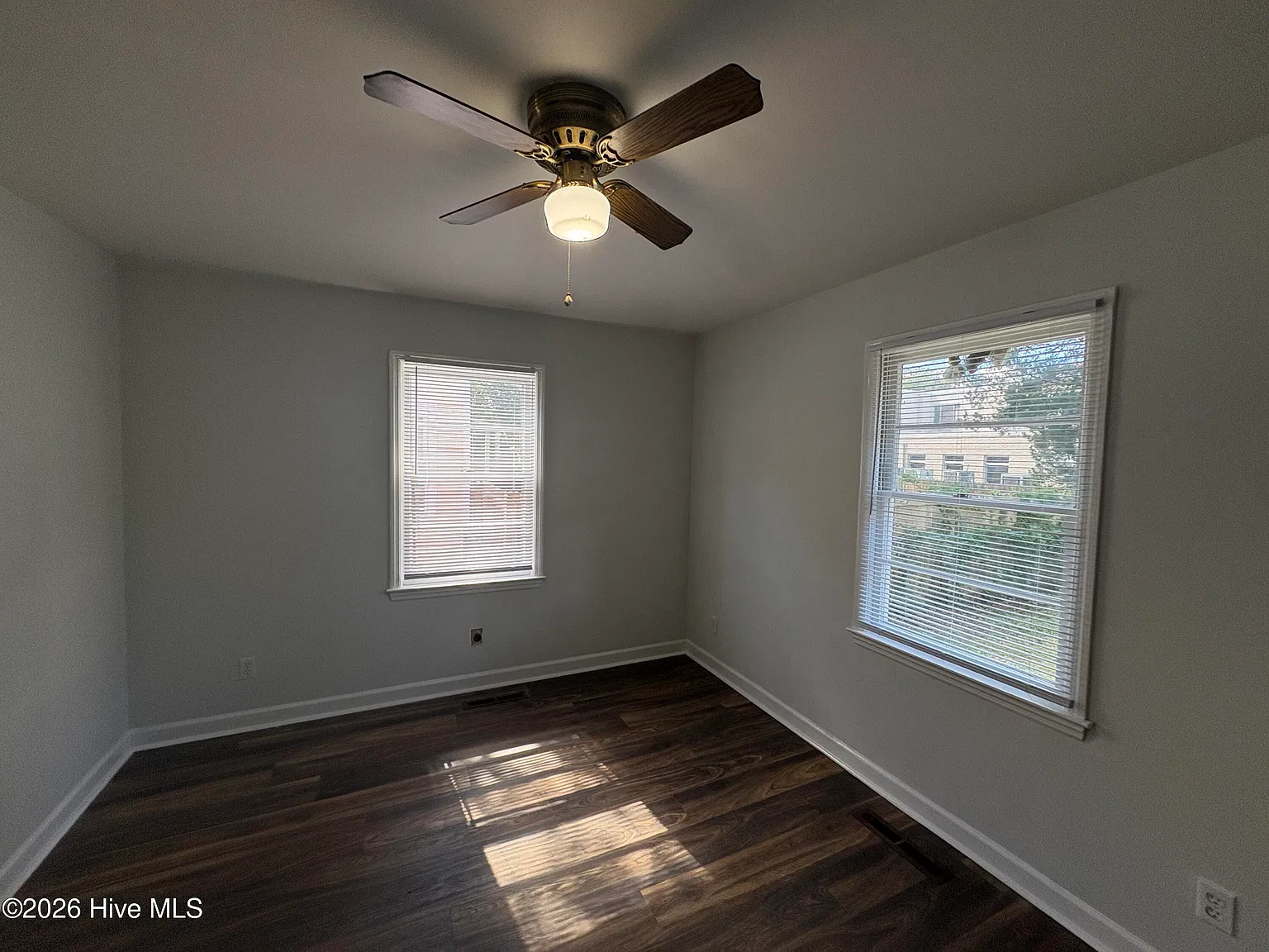 3 bed, 1.0 bath, 1200 sqft, $1,350 — Photo 3