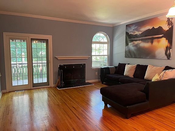 2nd image of 1084 Oakcroft Ln