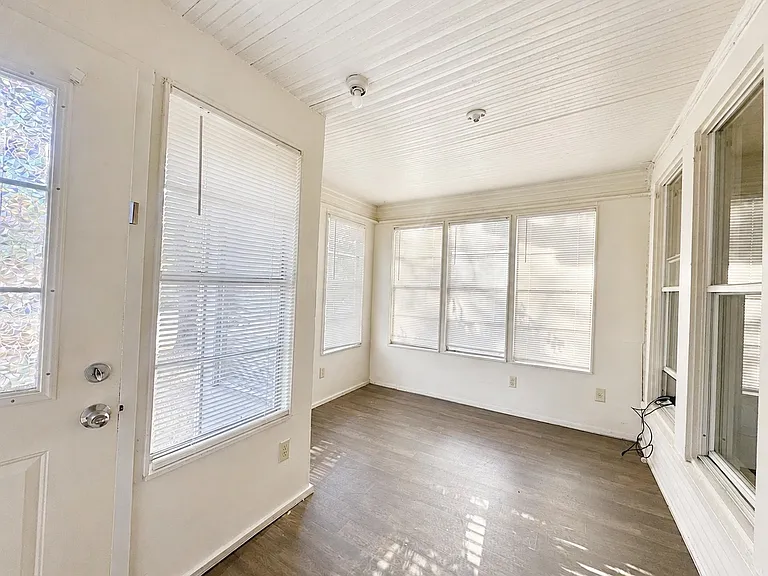 813 W Sycamore St — Photo 2