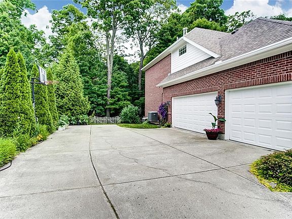 5th image of 1338 Meadow Moor Dr