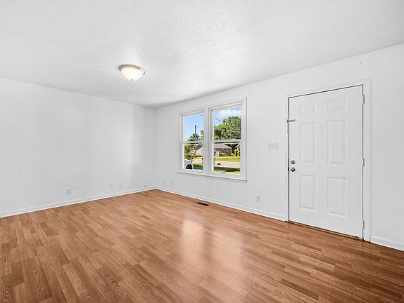 4th image of 686 Debbie Dr