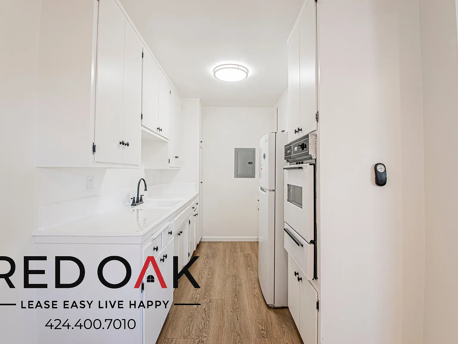 Bright 1-Bed with Hardwood-Style Floors, Air Conditioning, On-Site Laundry and Parking Included i... — Photo 2