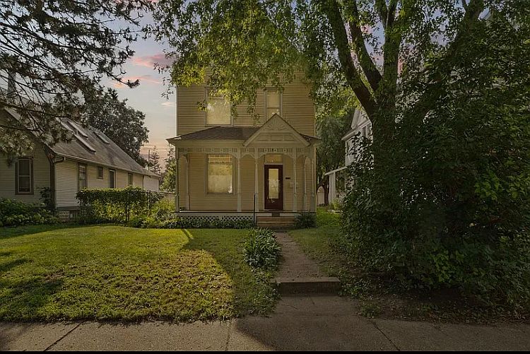 1st image of 2300 30th Ave S
