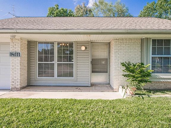 Cute entry porch, just waiting for you to add your touch!