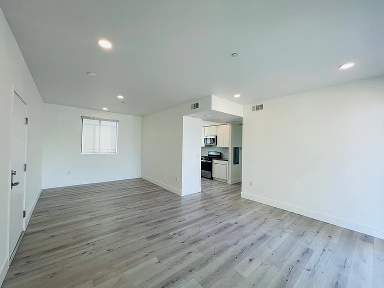 14612 Calvert St #202 — Photo 8
