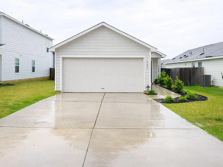 609 Marty Allen Loop — Photo 2