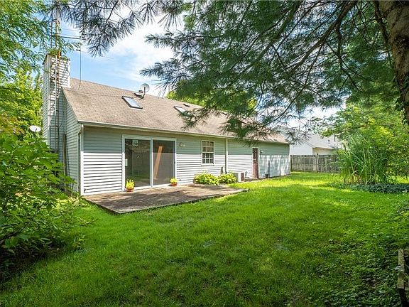 3rd image of 910 Alden Ct