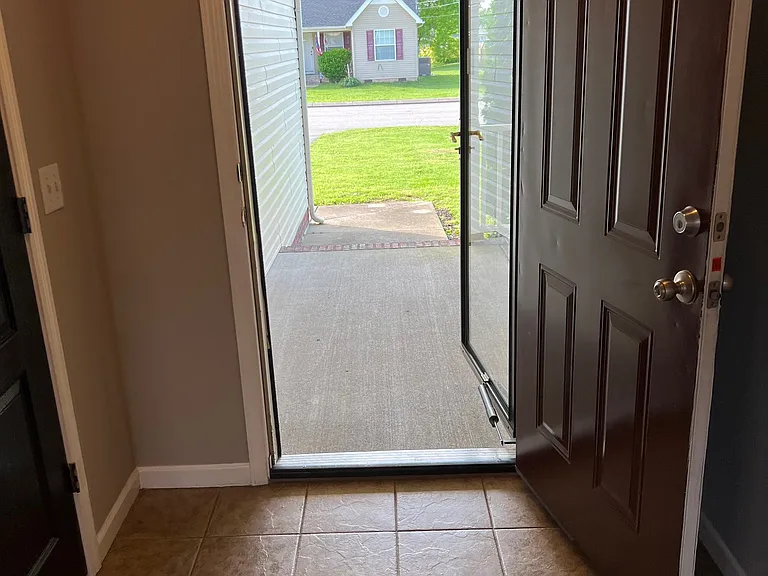 1037 Creekview Dr — Photo 3