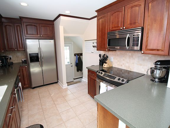 3rd image of 461 Park Blvd