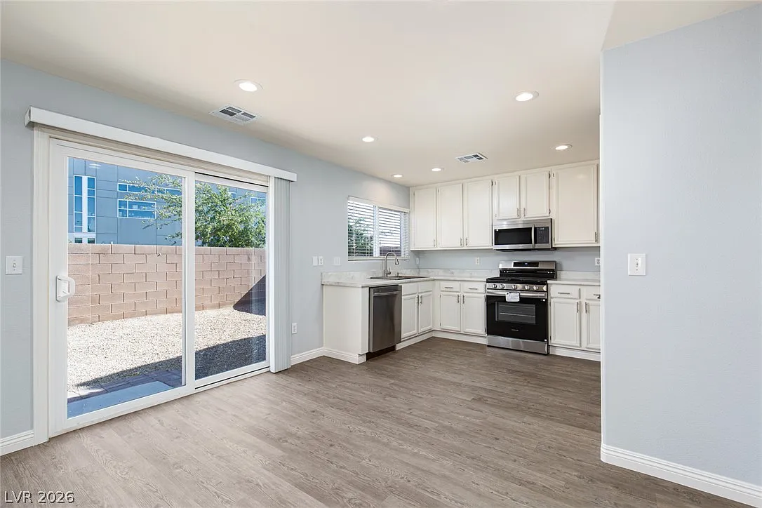 3 bed, 2.0 bath, 1389 sqft, $2,150 — Photo 3