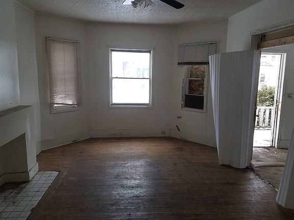 5th image of 122 Wood Ave