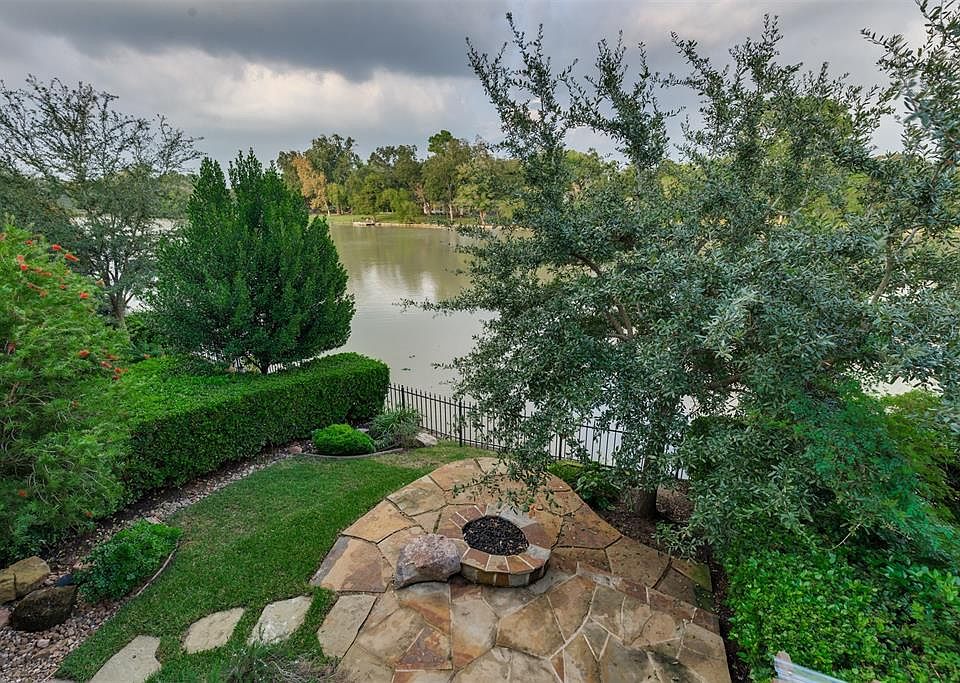 Welcome to your Tropical Paradise showcasing the panoramic views of the water!