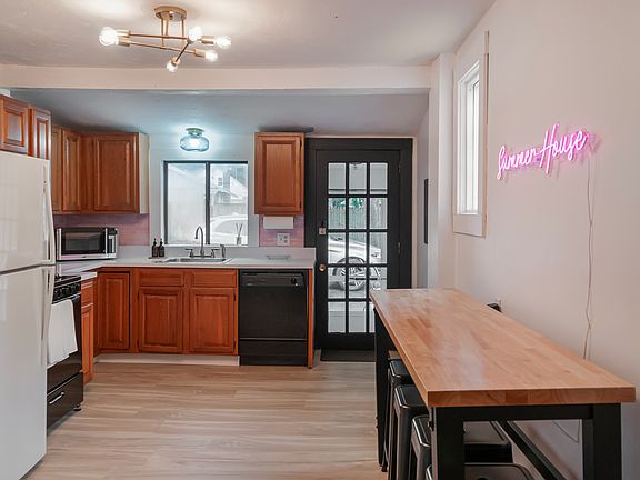 Kitchen and breakfast bar/work station