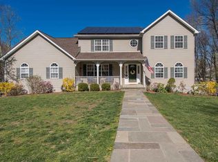 18 Coachlight Dr, Poughkeepsie, NY