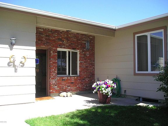 3rd image of 221 Glenwood Ct