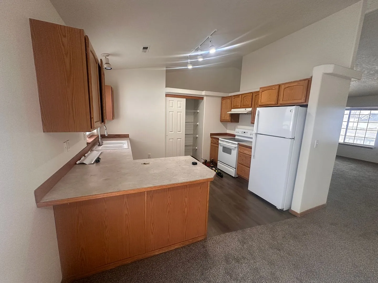 Newer Carpet, flooring & paint! 3 Bedroom 2 Bath with 2 car attached garage. — Photo 3