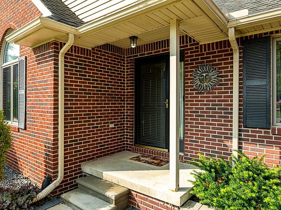 4th image of 2005 Chestnut Cres