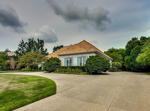 2nd image of 1212 Canterbury Cir