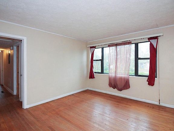 3rd image of 2202 Red Oak Dr