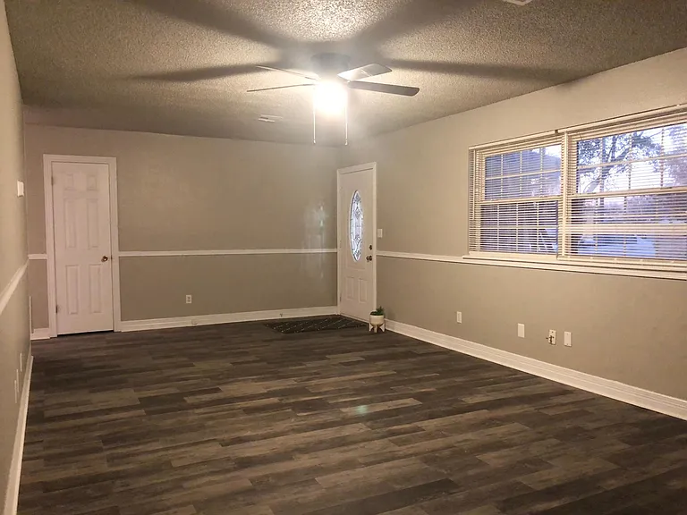 1203 E Pecan St — Photo 4
