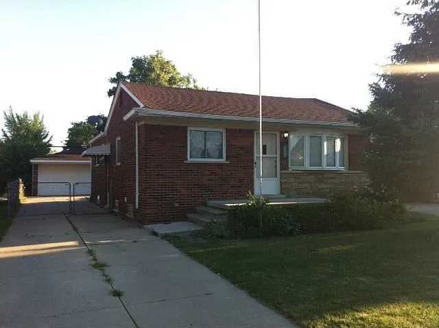 19616 Salisbury St photo 1