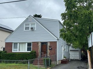 8 Evelyn Ave, Westbury, NY 11590