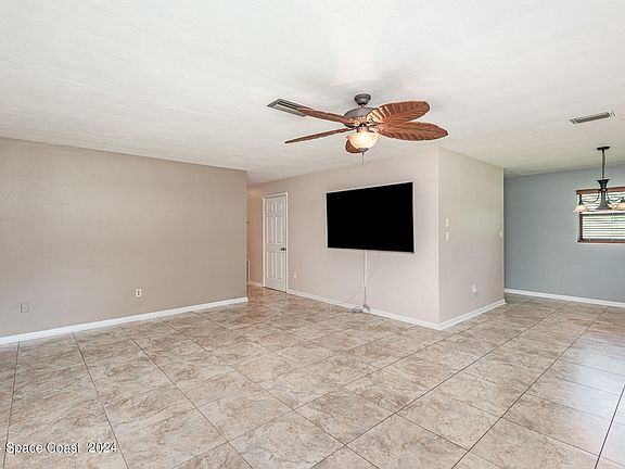3rd image of 14 S Holiday Ln