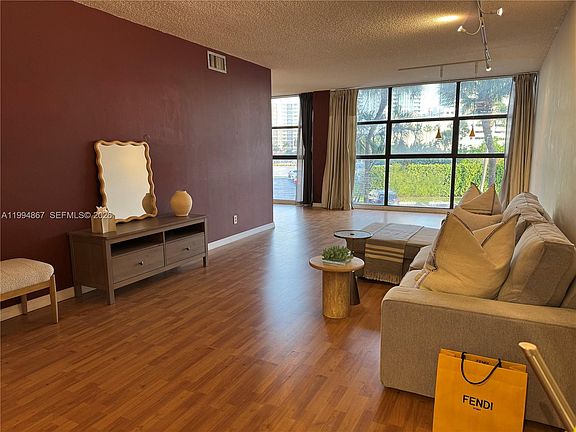 4th image of 600 Parkview Dr APT 222