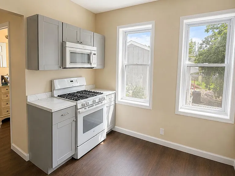 116 Robertson Ave — Photo 2