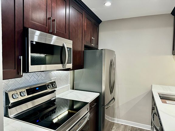 3rd image of 938 North Blvd APT 402