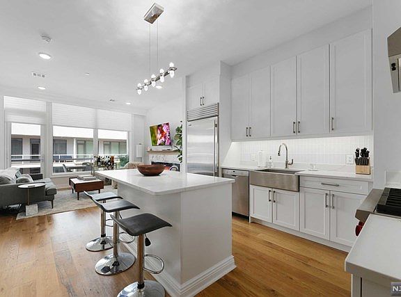 3rd image of 3 Somerset Ln Unit 603