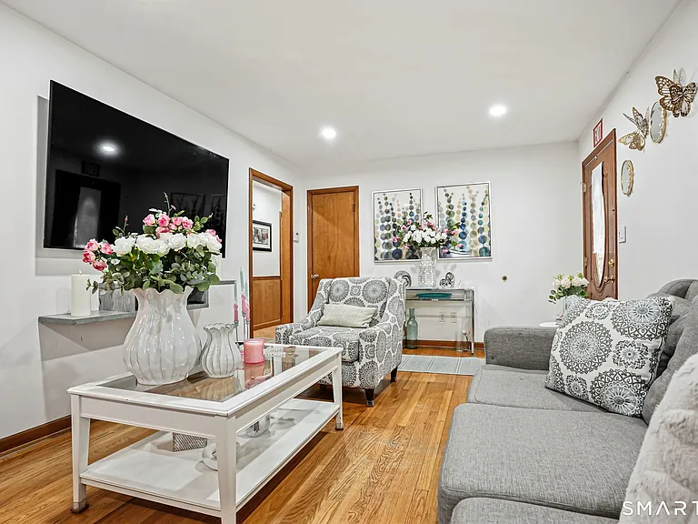 7 Newport Dr — Photo 5