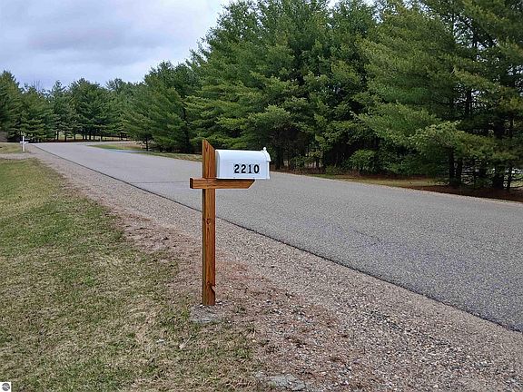 4th image of 2210 Fox Run Rd